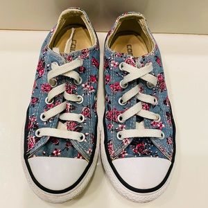 Flower Converse low tops